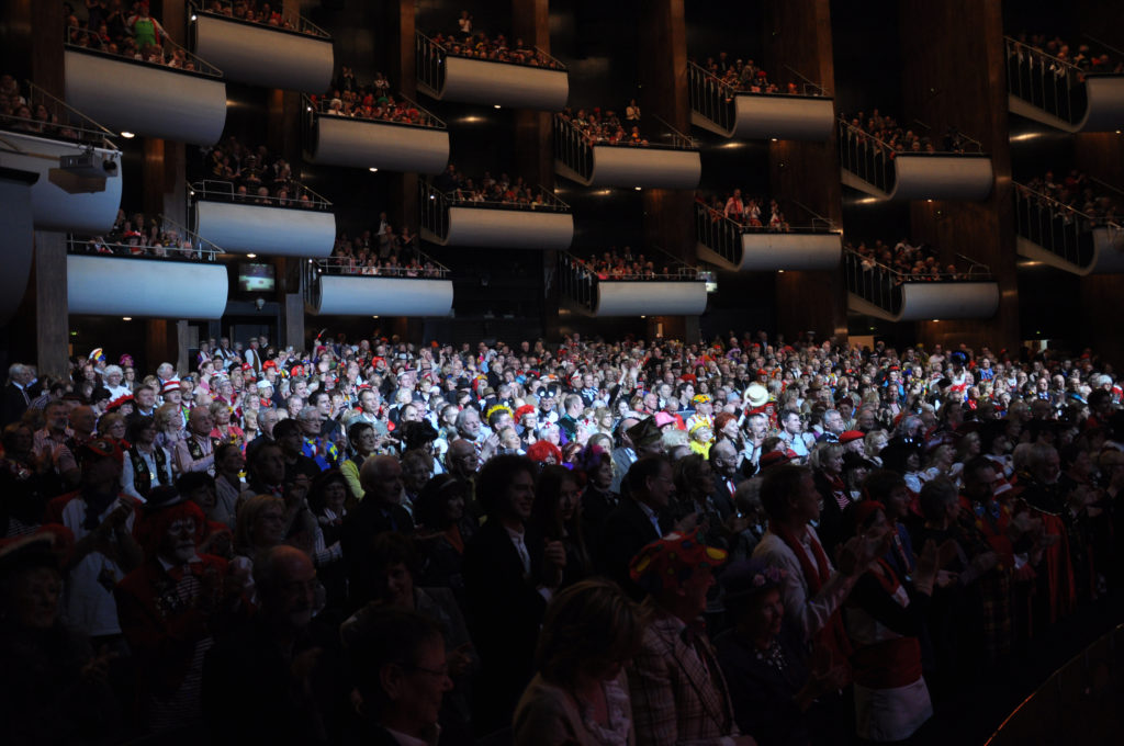 Publikum in der ausverkauften Kölner Oper beim Divertissementchen 2011